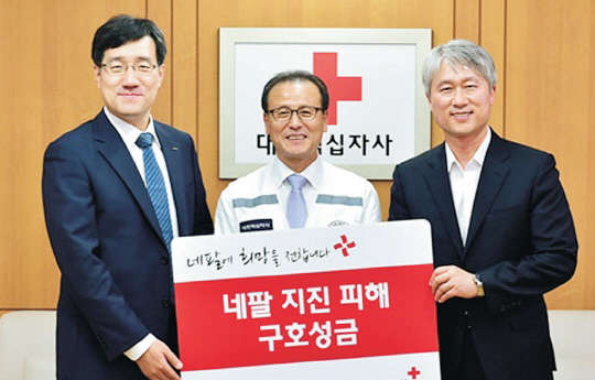 포스코1%나눔재단은 네팔 지진 피해 구호를 위한 성금 10만 달러를 대한적십자사에 기탁했다. 사진 왼쪽부터 박현 포스코 상무, 강호권 대한적십자 사무총장, 이주형 노경협의회 근로자위원 대표. 포스코 제공